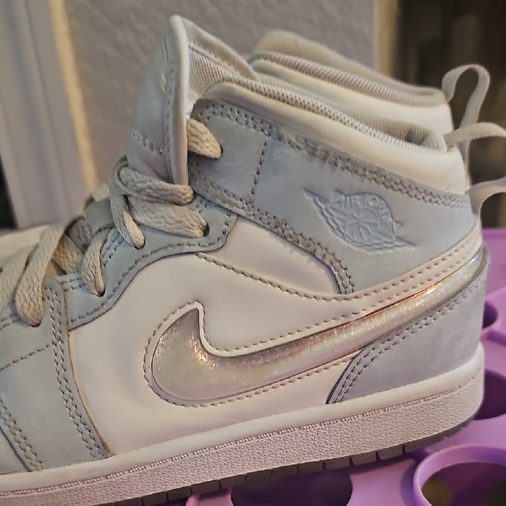 Jordan 1 Mid "Frozen" Kids High-Top Sneakers - White and Light Blue